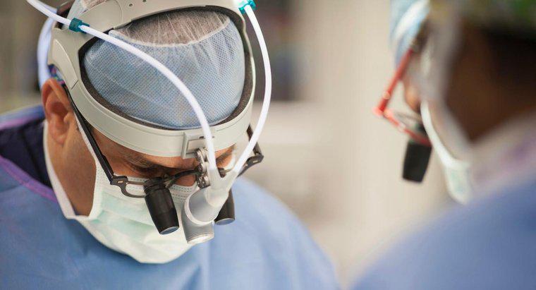 Quais são os riscos de fazer uma cirurgia de válvula cardíaca?
