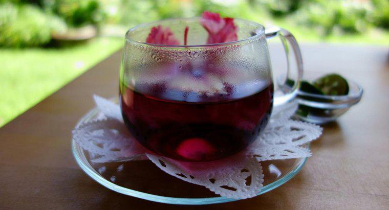 Quais são alguns benefícios para a saúde de beber chá de hibisco?
