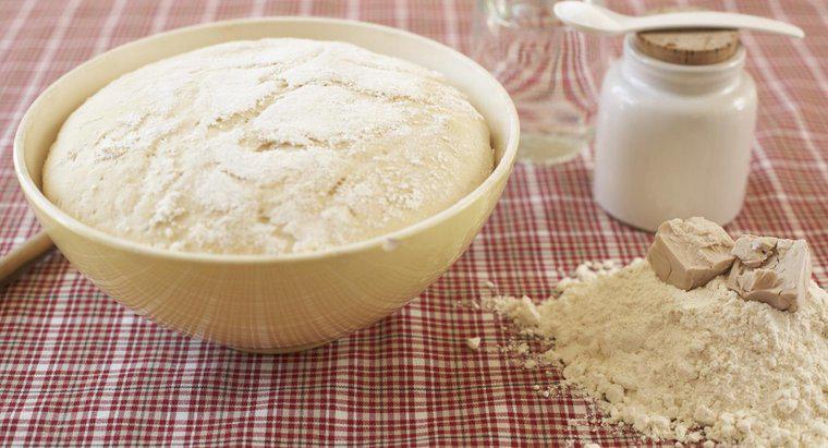 Por que o fermento é usado na fabricação de pão?