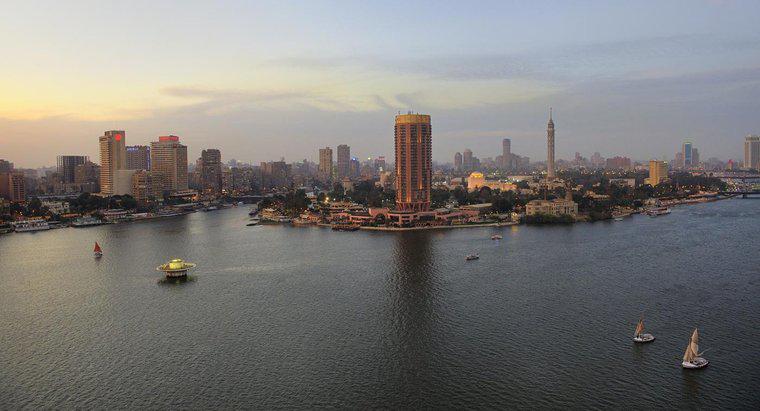 Em que mar o rio Nilo corre?