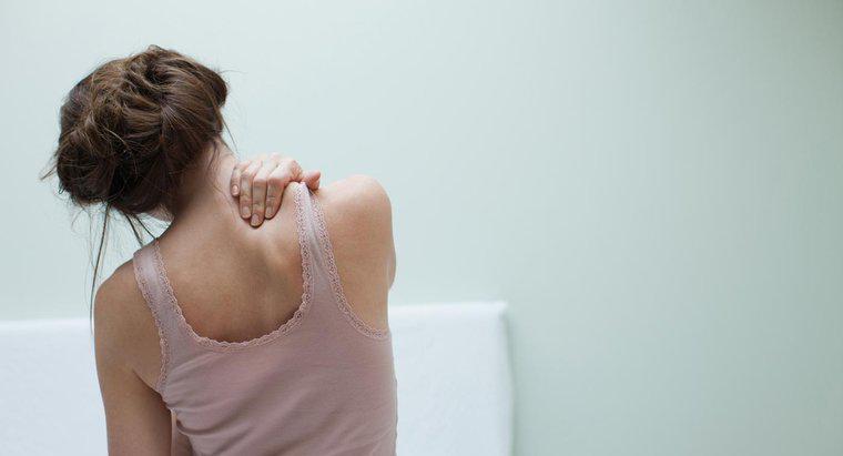 O que pode causar dor no lado superior direito das costas?
