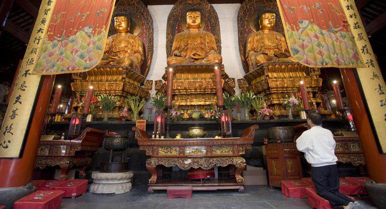 Como é chamado o local de adoração budista?