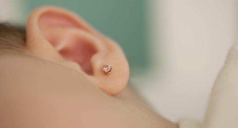 Como posso evitar queloides que perfuram a orelha?
