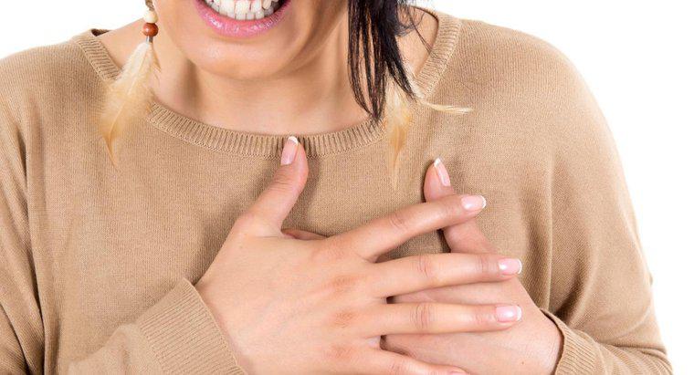 O que causa sintomas de dor no peito em mulheres?