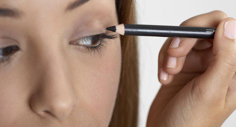 Como você evita manchas no eyeliner?