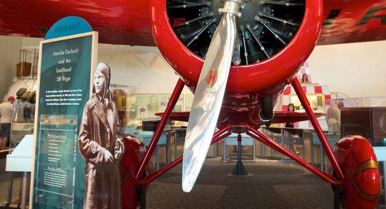 Quais são alguns fatos sobre Amelia Earhart?