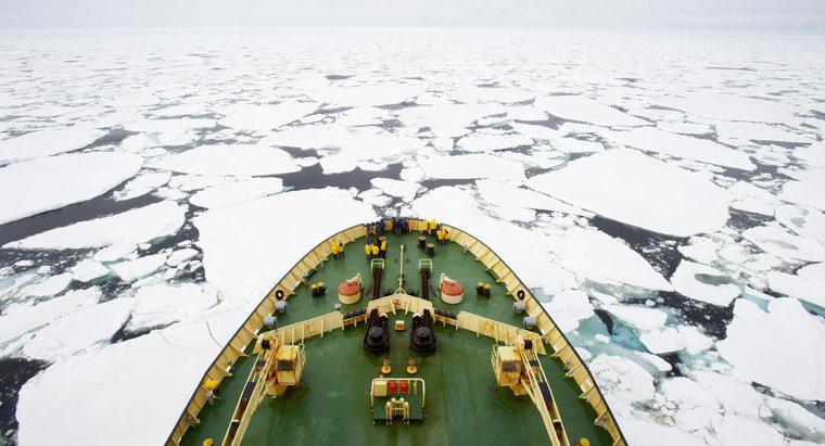 Por quais continentes o Círculo Polar Ártico passa?