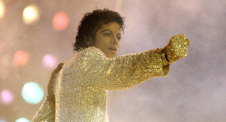 Quando Michael Jackson começou a usar uma única luva branca?