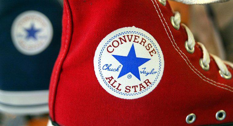 De que lado está o logotipo da Converse?