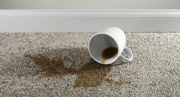 Como alguém pode remover manchas de café seco de um tapete?