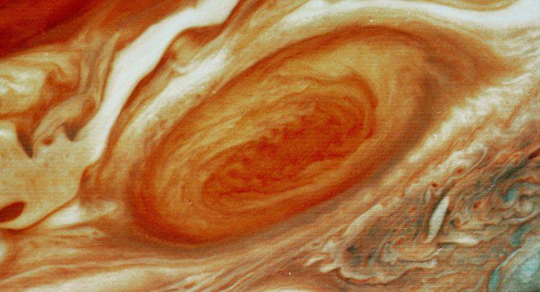 O que causa a mancha vermelha gigante em Júpiter?