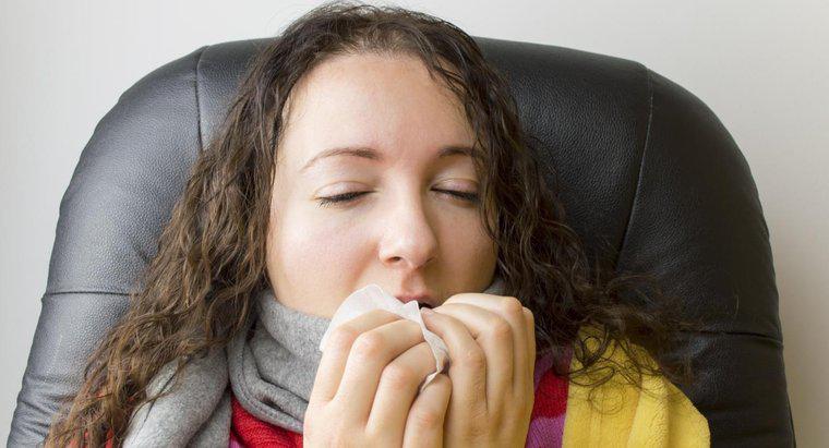 O que causa catarro constante na garganta?