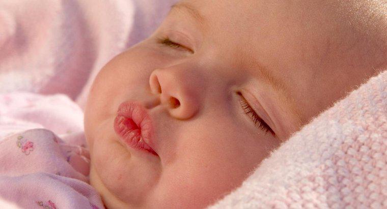 Como você pode tratar os lábios rachados em um recém-nascido?