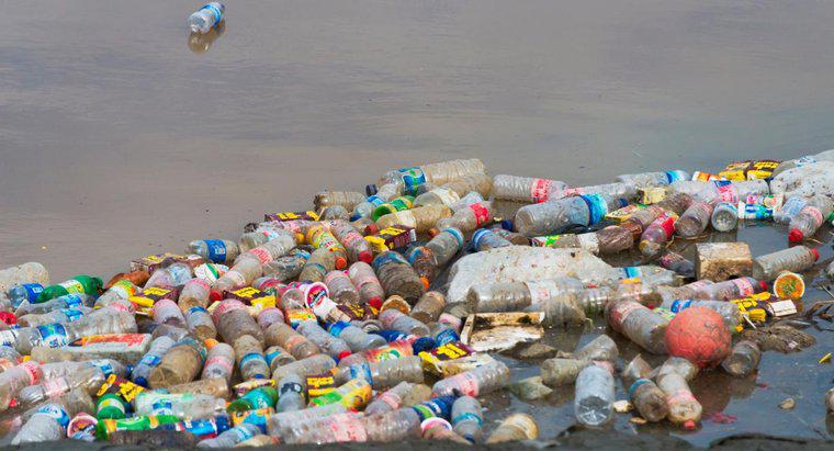 Quais são alguns benefícios da reciclagem de garrafas de plástico?