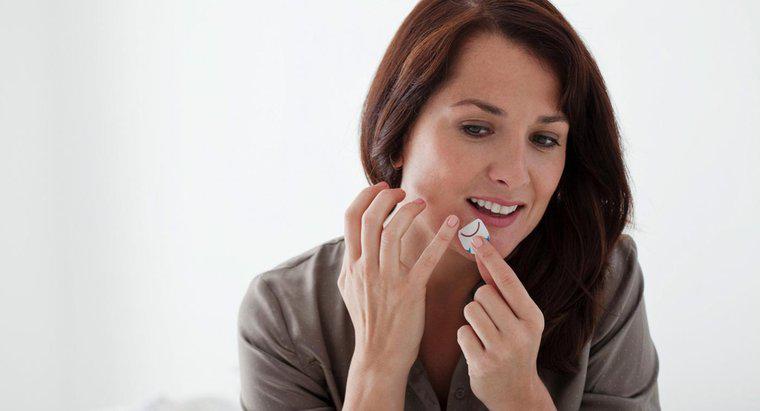 Como você sabe a diferença entre espinhas e herpes labial?
