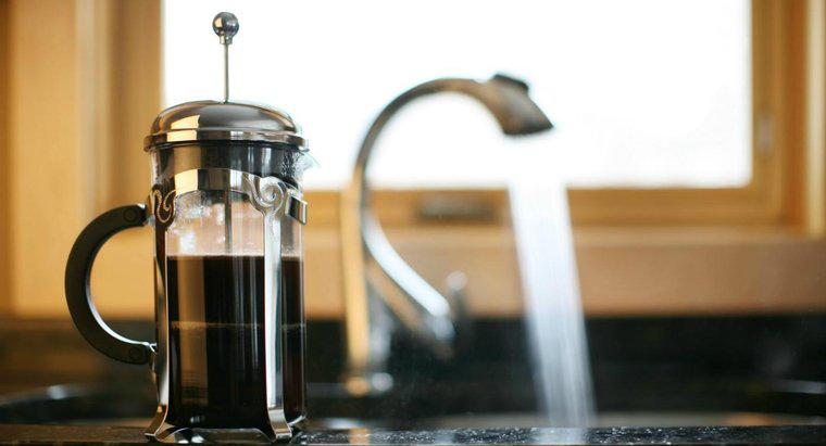 Como você remove manchas de café de uma pia de aço inoxidável?
