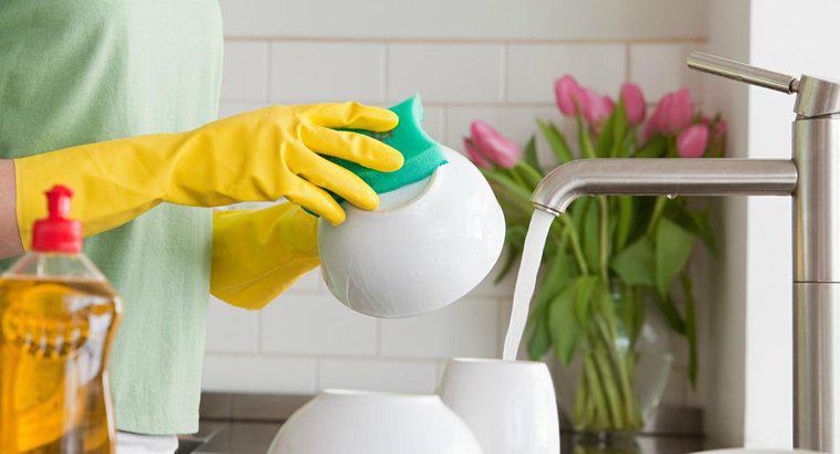 Por que é uma boa ideia usar luvas de borracha ao lavar pratos?