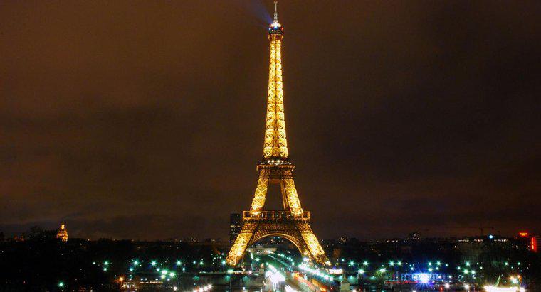 Onde está localizada a Torre Eiffel?