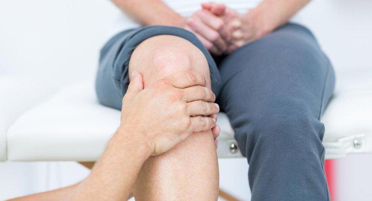 Quais são os sintomas de coágulos sanguíneos nas pernas?