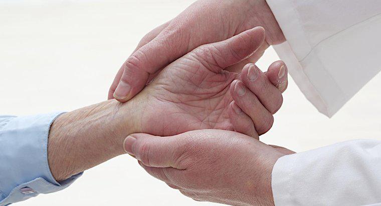 O que é chamado um médico de artrite?