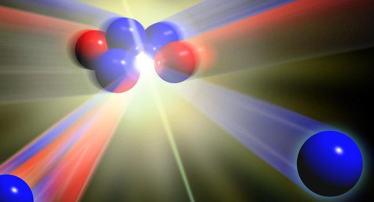 Qual é a diferença entre átomos, íons e isótopos?