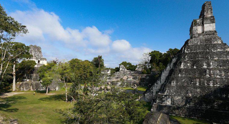 Quais são alguns fatos interessantes sobre os templos maias?