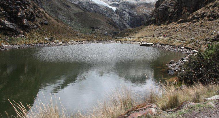 Quais são alguns dos principais corpos d'água no Peru?