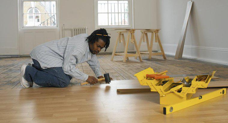 Como você limpa pisos laminados de madeira?