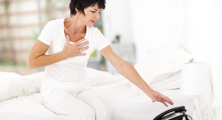 Quais são os sinais de um ataque cardíaco em mulheres com mais de 50 anos?
