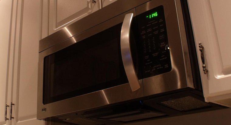 Como você remove um micro-ondas no fogão?
