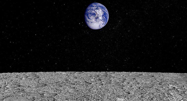 Como o diâmetro da Lua se compara à distância entre a Terra e a Lua?