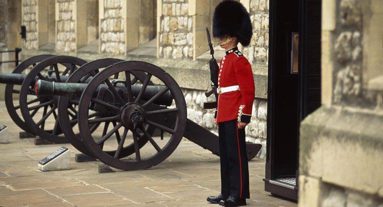 Como se chama o chapéu que os guardas reais ingleses usam?