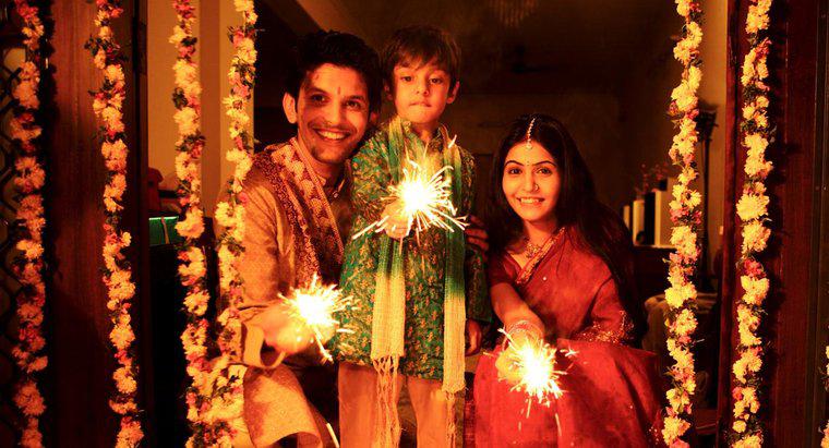 Como os hindus comemoram o Diwali?
