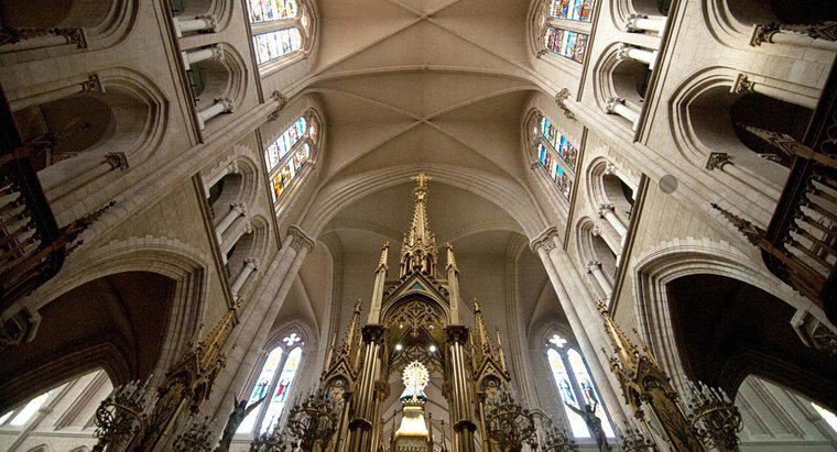 Qual é a diferença entre um teto abobadado e um teto de catedral?