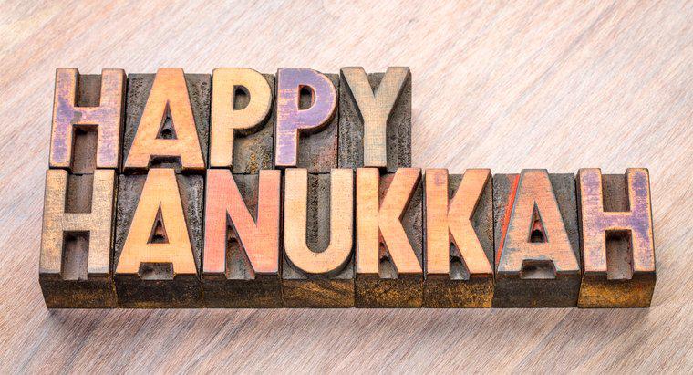 O que alguém deve escrever em um cartão de Hanukkah?