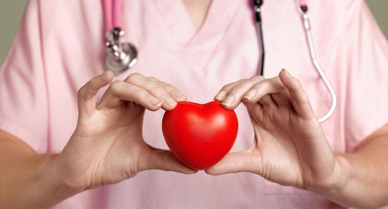 Quais são alguns sintomas comuns associados a doenças cardíacas?