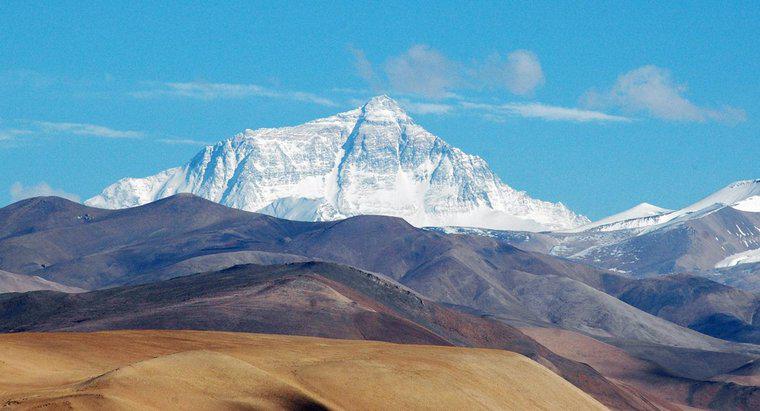 Quanto o Monte Everest cresce a cada ano?