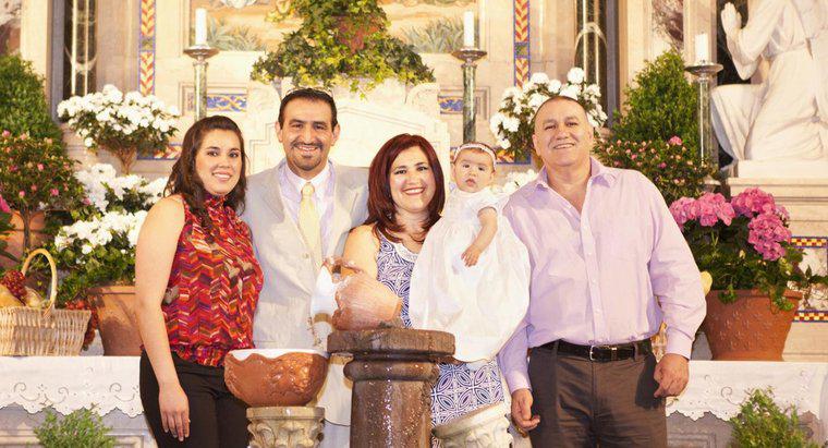 Qual é o papel dos padrinos nas famílias hispânicas?