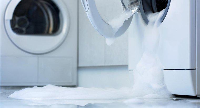 O que significa quando sua lavadora vaza água por baixo?