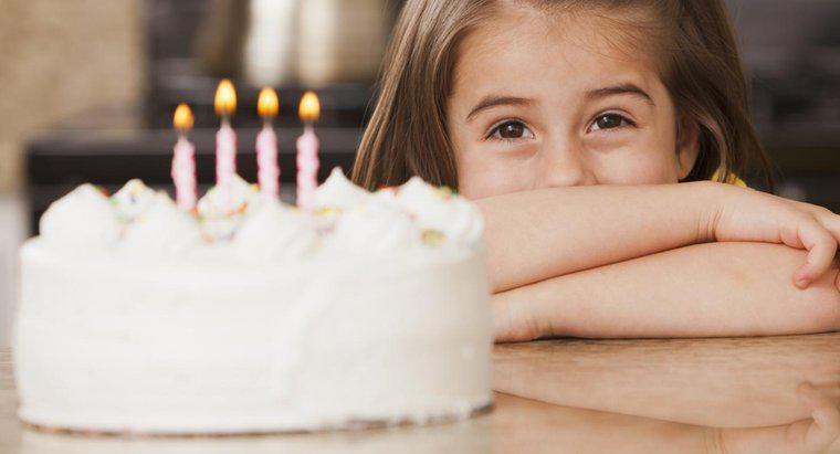 Que tipos de bolos de aniversário a Stop & Shop oferece?