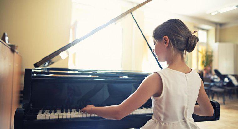 Como você determina a idade de um piano por meio de seu número de série?