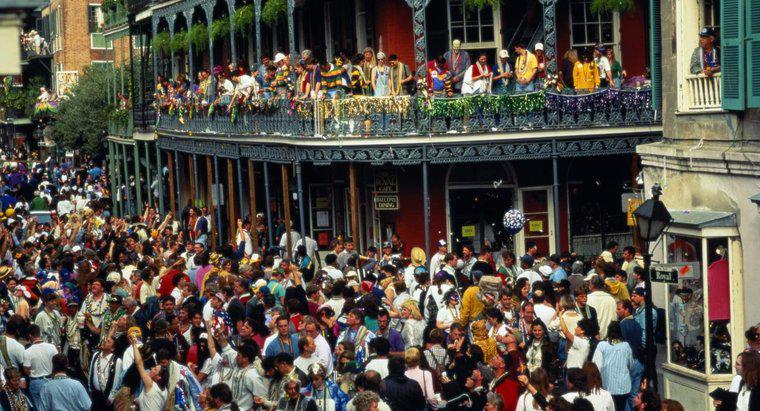 Quantas pessoas vão ao Mardi Gras em Nova Orleans?