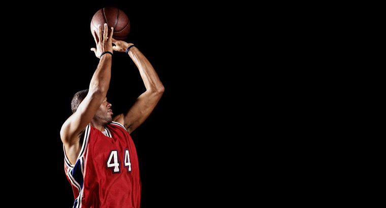 Quais músculos são usados ​​ao atirar em uma bola de basquete?