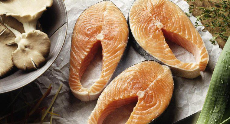 A pele de um salmão deve ser removida antes de assar?