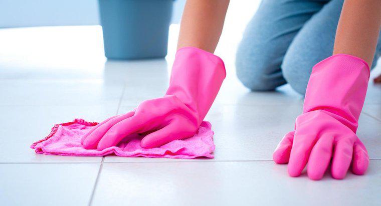Quais são os agentes de limpeza naturais que você pode fazer para limpar pisos de cerâmica?