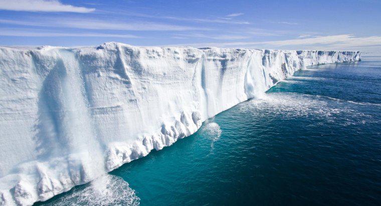 Qual é a precipitação média dos biomas das calotas polares?