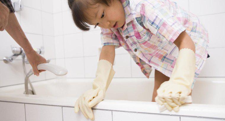 Como você remove a sujeira e manchas de uma banheira de plástico?