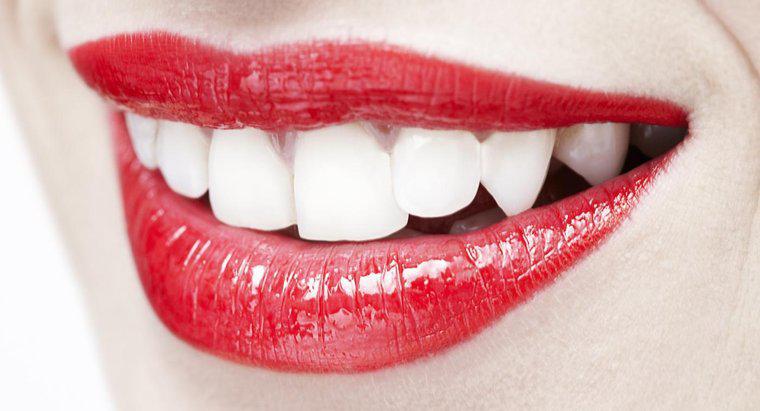 Quais são alguns bons remédios caseiros para o clareamento dos dentes?