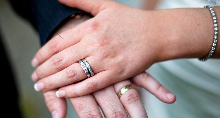Qual é a maneira correta de usar um conjunto de aliança de casamento?
