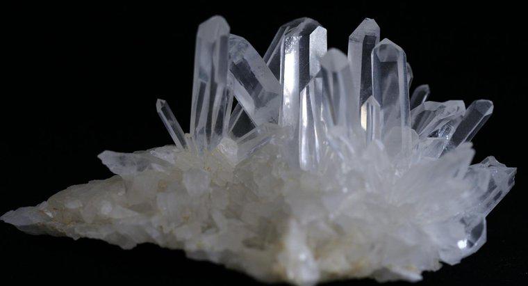 Como os cristais de quartzo são cultivados?